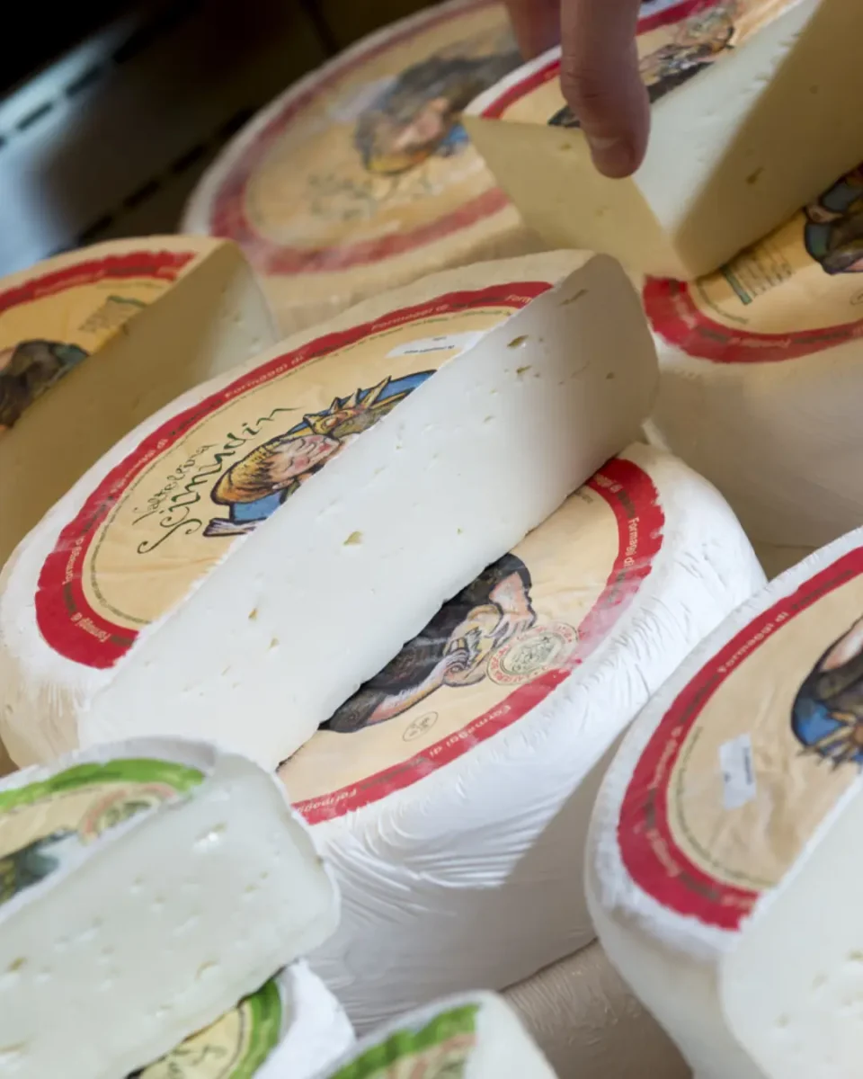 latteria chiuro formaggi mirabile